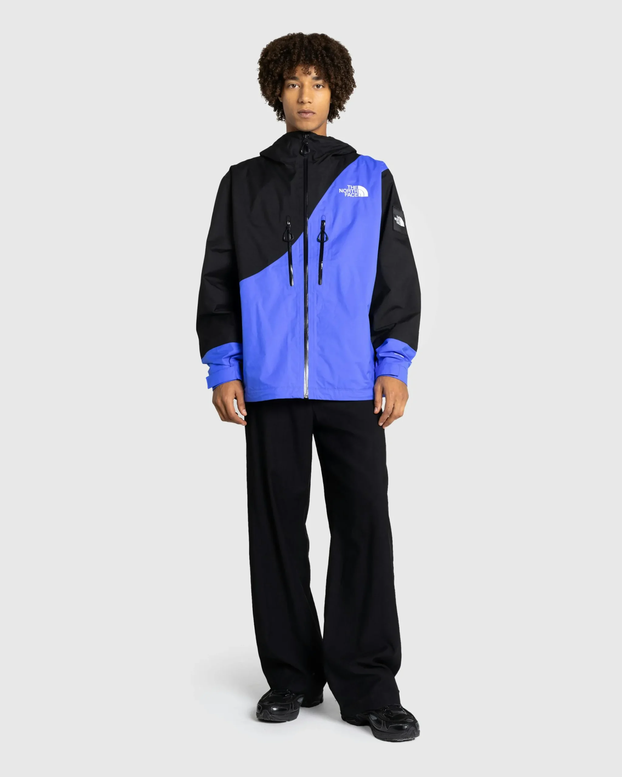 The North Face M TNF x Yinka Ilori 2L Rain Shell Jacket TNF Black/Solar Blue- Outerwear