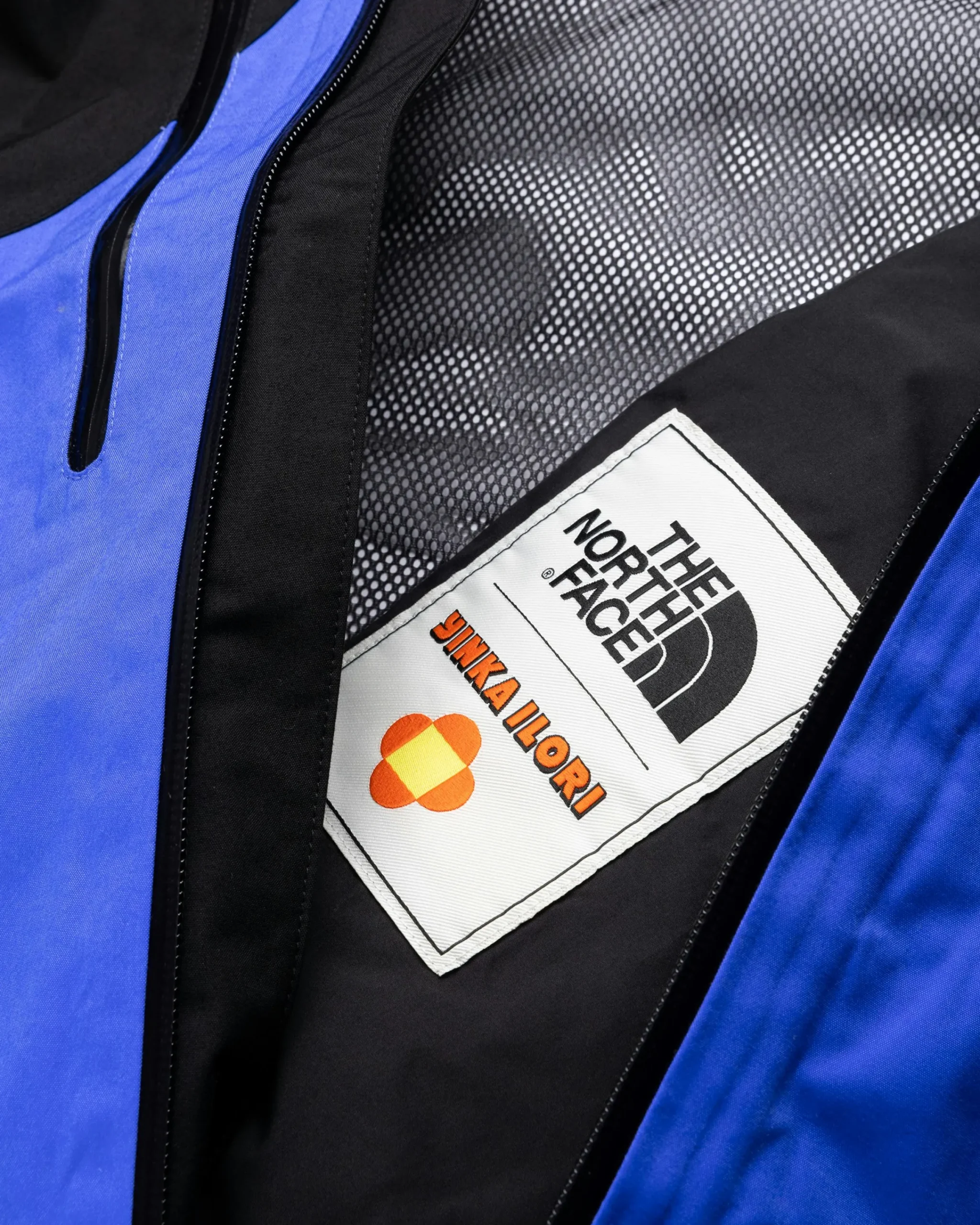 The North Face M TNF x Yinka Ilori 2L Rain Shell Jacket TNF Black/Solar Blue- Outerwear